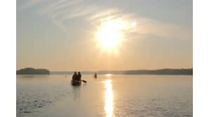 Kaksi venettä järvellä auringonpaisteessa.