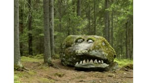 Kivet on aseteltu mörököllin pään näköiseksi.