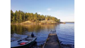 Aamu valkenee aurinkoisena Saimaan rannalla.