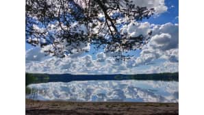 Aamupäivä Hiisijärvellä. Peilikirkas järven pinta.