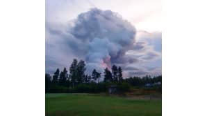 Monivärinen pilvi aamun koittaessa.