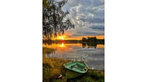 Aamun rauhaa lomalla järven rannalla.