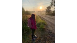 Tytärtä saattamassa koulukyydille
