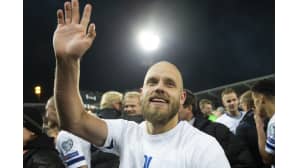 Teemu Pukki tervehtii yleisöä
