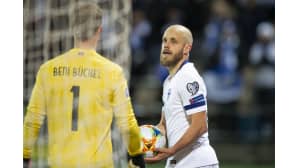 Teemu Pukki katsoo maalivahtia
