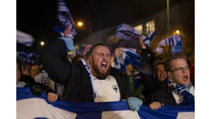 Fanit hurraavat marssilla