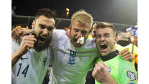 Tim Sparv, Paulus Arajuuri ja Lukas Hradecky juhlatunnelmissa