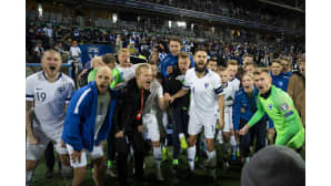 Suomen pelaajat juhlivat voittoa