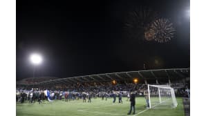 Ilotulitukset valaisivat stadionin