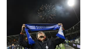 Fani riemuissaan Suomen kisapaikasta