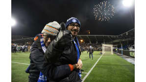 Fanit halailevat stadionilla
