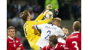 Paulus Arajuuri puskee palloa