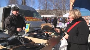 Torikauppias myy nahkarukkasia naiselle.