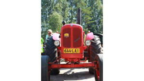 Punaisen vanhan traktorin keula.