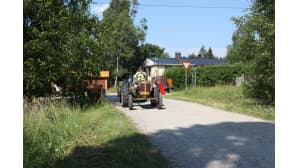 Polovelan Papattajat saapumassa traktoreillaan Martonvaaran kesäkahvilan pihaan.