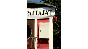 Traktorin perässä kulkeva matkasauna.
