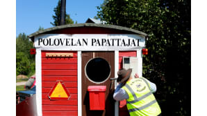 Traktorin perässä kulkeva matkasauna.