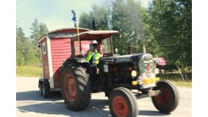 Polovelan Papattajat jatkavat matkaansa traktoreillaan Martonvaarasta.