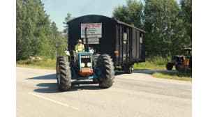 Polovelan Papattajat jatkamassa matkaa traktoreillaan Martonvaarasta.