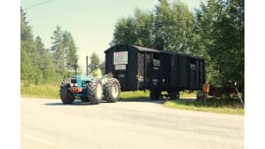 Polovelan Papattajat jatkamassa matkaansa Martonvaarasta traktoreillaan.
