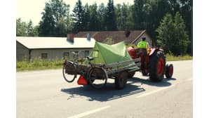 Traktorin perässä kulkeva teltta.