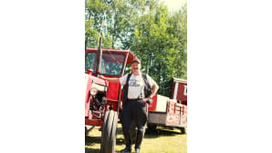 Polovelan Papattajien Ari Koivuselkä oman traktorinsa vierellä.