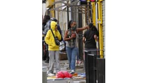 Mellakoitsijat ryöstämässä kauppaa Hackneyssä, Pohjois-Lontoossa 8. elokuuta.