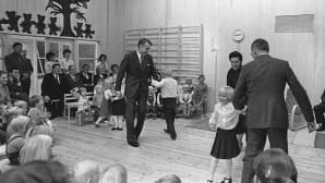 Virkaatekevä presidentti Mauno Koivisto ja rouva Tellervo Koivisto vierailevat lastentarhassa. Mauno Koivisto; Tellervo Koivisto ja adjutantti leikkivät lasten kanssa.