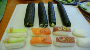 Valmiit sushiannokset houkuttelevat syömään.