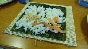 Maki-sushi valmiina käärittäväksi ja leikattavaksi.