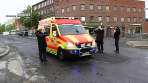 Ambulanssi saapuu eristetylle ammuskelupaikalle Hyvinkäällä 26. toukokuuta 2012.