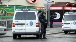 Poliisi sulki Uudenmaankadun läpiliikenteen Hyvinkäällä 26. toukokuuta 2012.