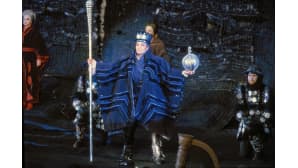 Aulis Sallisen säveltämä ooppera Kuningas lähtee Ranskaan Savonlinnan oopperajuhlilla vuonna 1984.