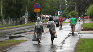 Ilosaarirockin kävijöitä sateessa