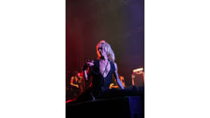 Michael Monroe venyttää jalkojaan Ilosaarirockissa.