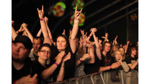 Staminan yleisöä Ilosaarirockissa.
