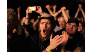 Staminan yleisöä Ilosaarirockissa.
