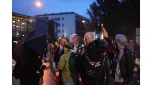 Yöllistä juhlakansaa Joensuun Linnunlahdessa.
