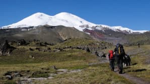 Vuorikiipeilyä Elbrus-vuorella Venäjällä.