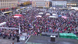 Tuhansia kuuntelijoita Robinin keikalla.