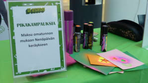 Pöytä, jossa hiusvärejä ja paperisapluunoita.