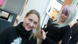Nainen saa letin päähänsä Nenäpäivä-tapahtumassa