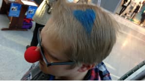 Sininen sydän värjättynä miehen hiuksiin.