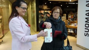 Mirja Haavikko kerää rahaa Nenäpäivä-lippaaseen.