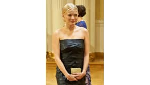 Laura Birnin hiuskoriste ja nahkatakeista ommeltu puku.