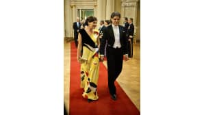 Kokoomuksen kansanedustaja Sari Sarkomaa puolisoineen.