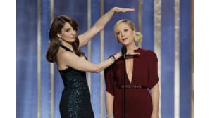 Juontajat Tina Fey ja Amy Poehler.