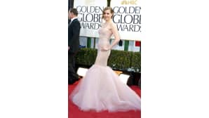Amy Adams hieman vaaleanpunaiseen sävähtävässä mekossaan.
