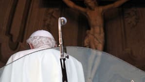 Paavi Benedictus XVI kesäasuntonsa Castel Gandolfon ikkunassa 28.2.