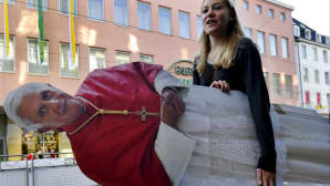 Tyttö kantamassa jättimäistä paavin kuvaa Freiburgissa 24.9.2011. Paavi vieraili Freiburgissa syyskuussa 2011.